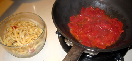 cheesy pasta and tomatoes about to get together