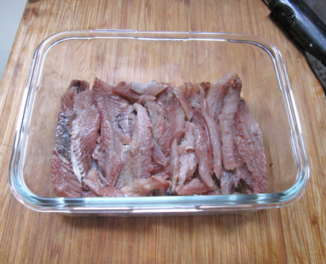 sardines in the dish, ready for marinade