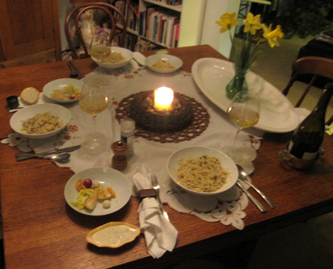 the dinnertable... lots of yummyness goin' on